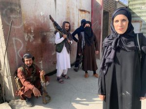 El riesgo que corren mujeres periodistas y la libertad de expresión en Afganistán