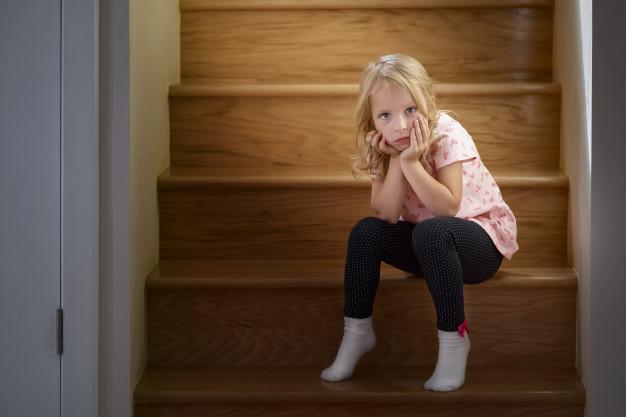 La niña de los escalones/ Ilustrativa: freepik.com